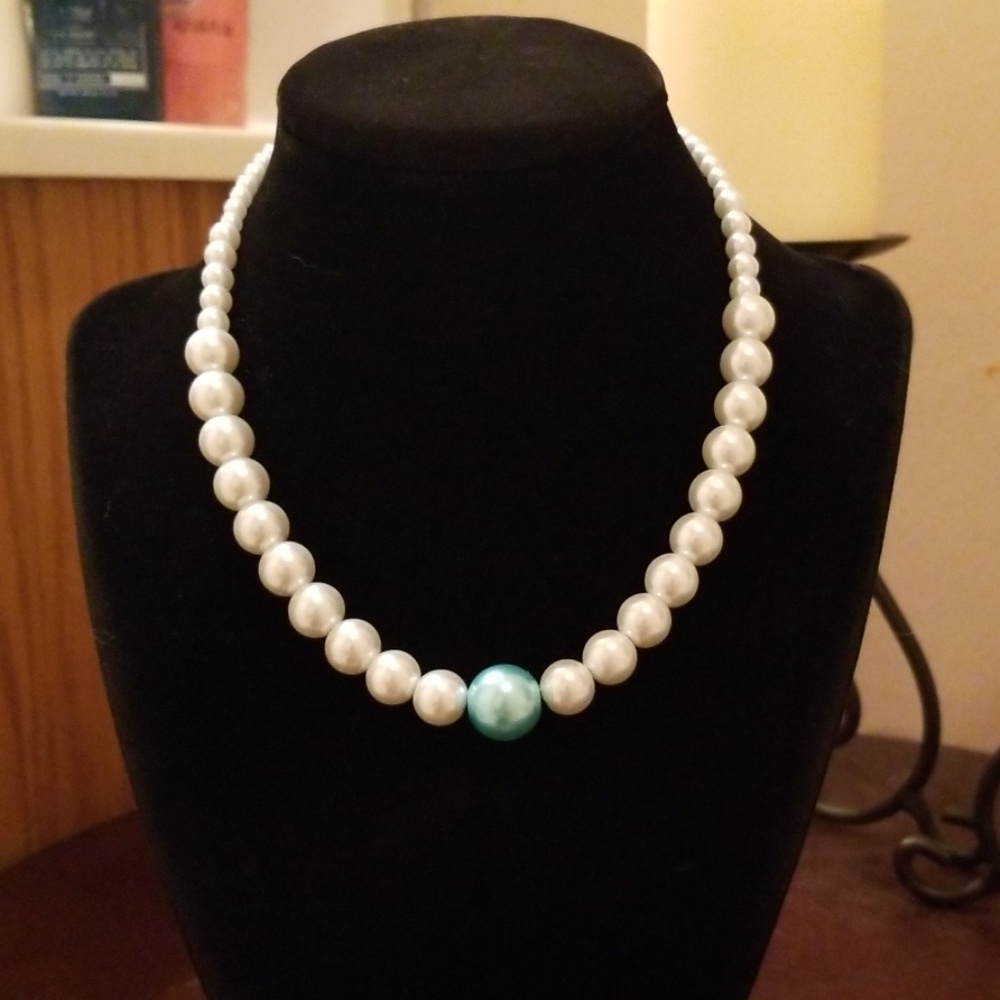 Blue/white pearl necklace